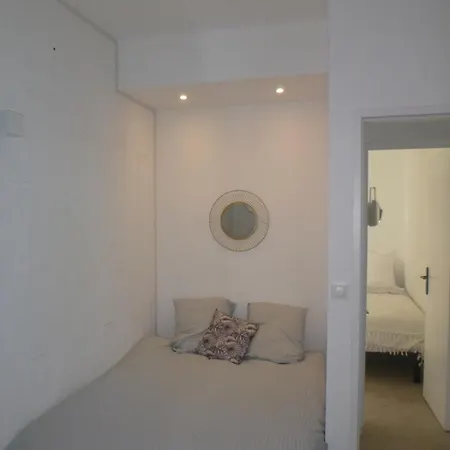 Daire Front De Avec Balcon Et Acces Direct A La *