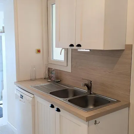 Front De Avec Balcon Et Acces Direct A La Apartman Les Lecques